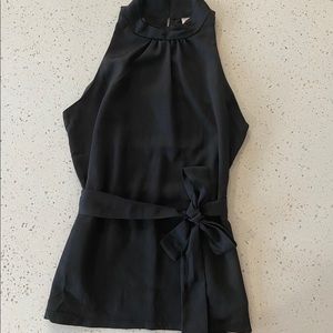 High neck sleeveless top 🥂